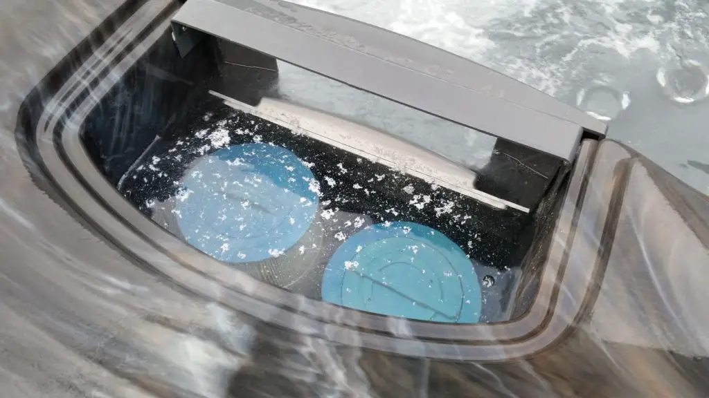 how to clean mold from inflatable hot tub